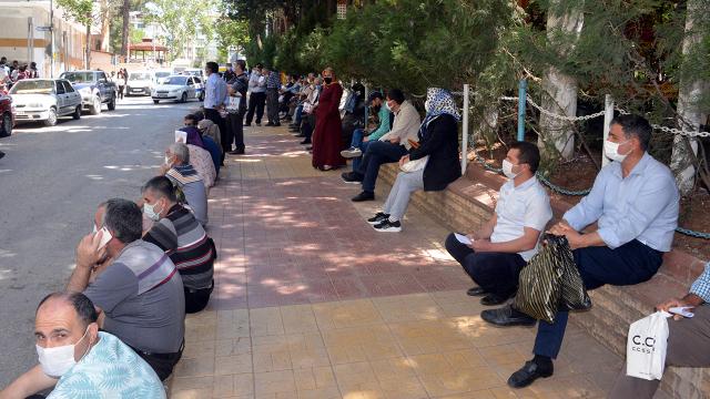 Tam kapanma sürecinden muaf olmak için uzun kuyruklar oluşturdular