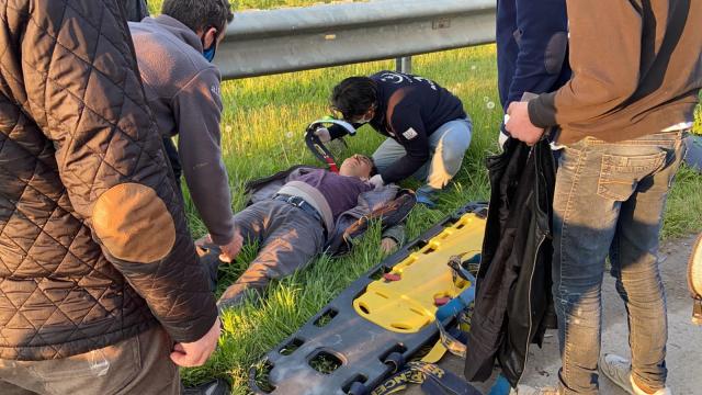 Bursada otomobil elektrikli bisiklete çarptı, baba oğul yaralandı