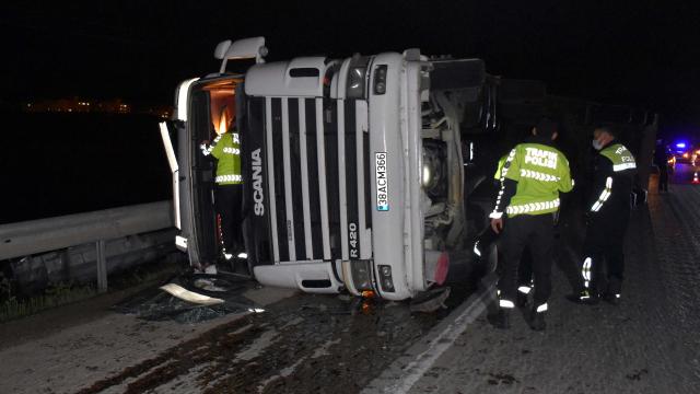 Kırıkkalede devrilen tırın sürücüsü yaralandı