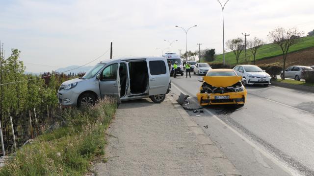 Serdivanda taksinin çaptığı polis aracındaki 2 çevik kuvvet polisi hafif yaralandı