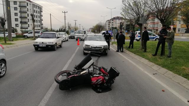 Tekirdağda otomobilin çarptığı motosikletteki baba oğul yaralandı