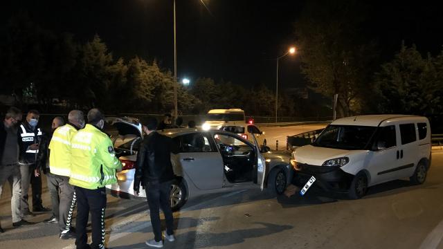 Bursada uygulama noktasından kaçarken polis aracına çarpan otomobilde uyuşturucu ve silah bulundu