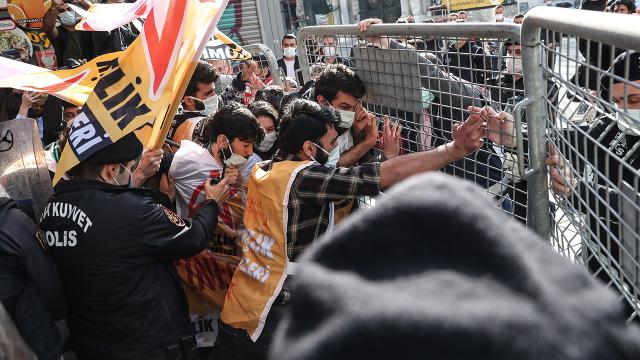 Taksim Meydanına izinsiz yürümek isteyen gruba müdahale