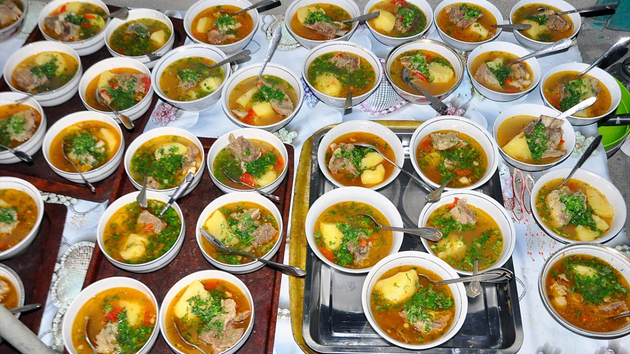 Oruçlu gençler, köy camisinin dış cephe duvarının yenileme çalışmasına destek oldu