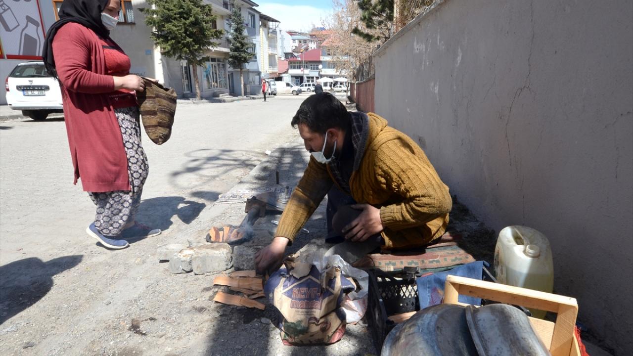 Mesleğini sürdürmek için şehir şehir dolaşıyor