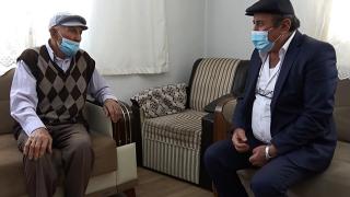 Yemek ikramı için evlerine aldıkları kişiye 50 yıldır bakıyorlar