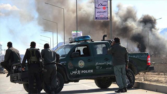 Afganistanda polis aracına bombalı saldırı: 3 ölü