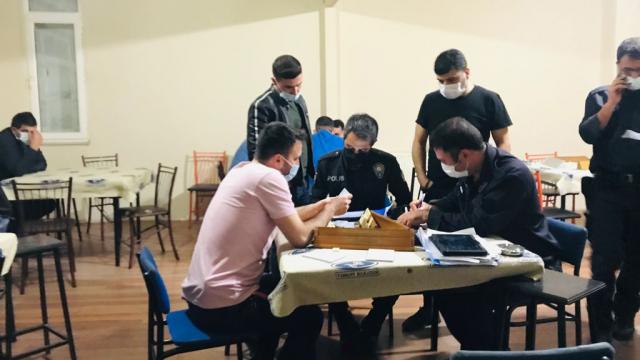 Spor kulübü lokalinde kumar oynayan 17 kişiye 108 bin 120 lira ceza
