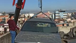 Oto hırsızları, çaldıkları cipi binanın çatısına çıkarmışlar