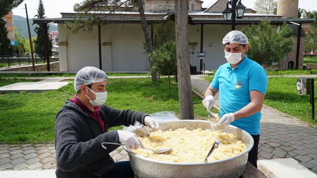 Çorumdaki 6 asırlık Osmanlı imarethanesinde helva dağıtma geleneği yaşatılıyor