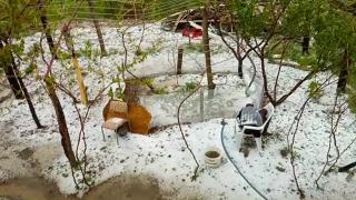 Elazığ'a dolu yağdı, her yer bembeyaz oldu