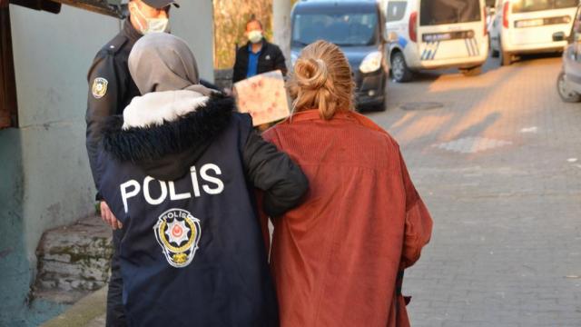 Evin gizli bölmesinde saklanan 2 kadın, polis ekiplerince yakalandı