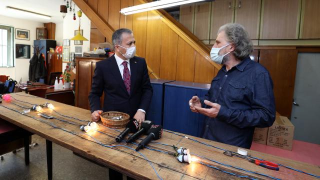 İstanbul Valisi Ali Yerlikaya mahya atölyesini ziyaret etti