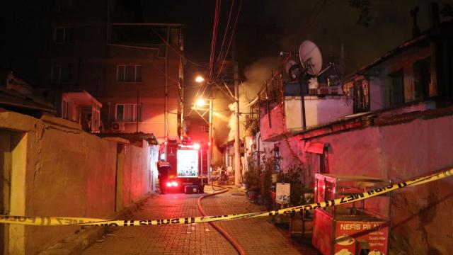 İzmirde müstakil evde yangın çıktı: 1 yaralı