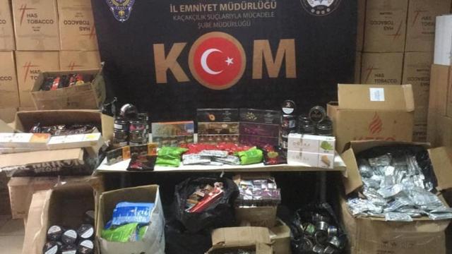 İzmirde bir iş yeri ve depoda 576 kilogram kaçak nargile tütünü ele geçirildi