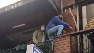 Polisi görünce kafenin balkonundan yan balkona kaçtılar