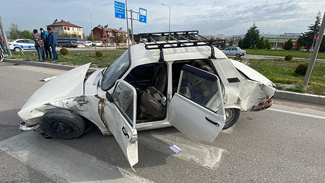 Amasyada hafif ticari araç ile otomobil çarpıştı: 6 yaralı