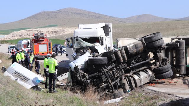 Kütahya-Afyonkarahisar kara yolunda trafik kazası: 2 ölü