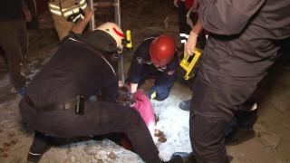 2 metrelik kanalizasyon kuyusuna düşen yaşlı kadını itfaiye kurtardı