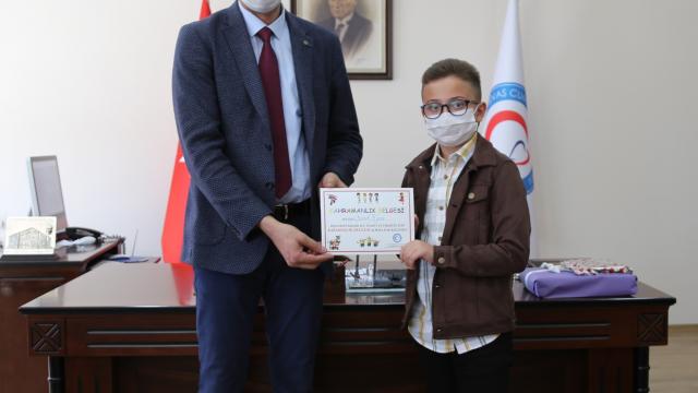 Sivasta diş çektirme korkusunu yenen ilkokul öğrencisine "kahramanlık belgesi" verildi