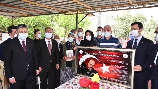 Bakan Yanık Osmaniyede şehit ailesini ziyaret etti