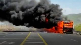 Alev alan yolcu otobüsü son anda boşaltıldı