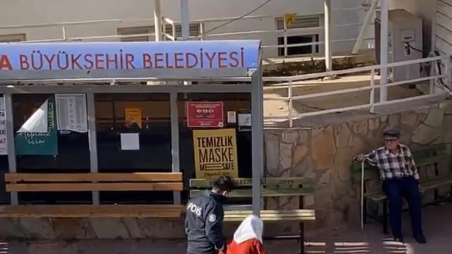 Kaşta polis yolun karşısına geçmekte zorlanan yaşlı kadına yardım etti