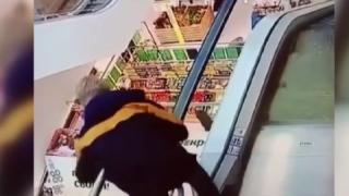 Yürüyen merdivenin bandına takılan genç ölümden döndü