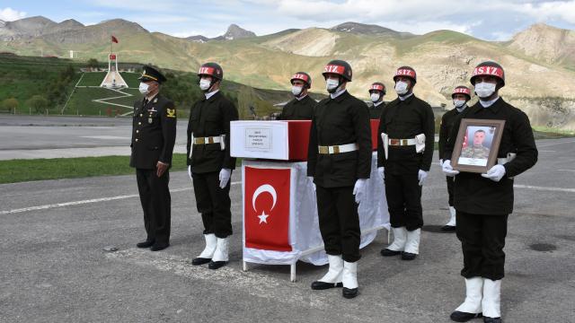 Pençe-Yıldırım Operasyonunda şehit olan asker için Hakkaride tören düzenlendi