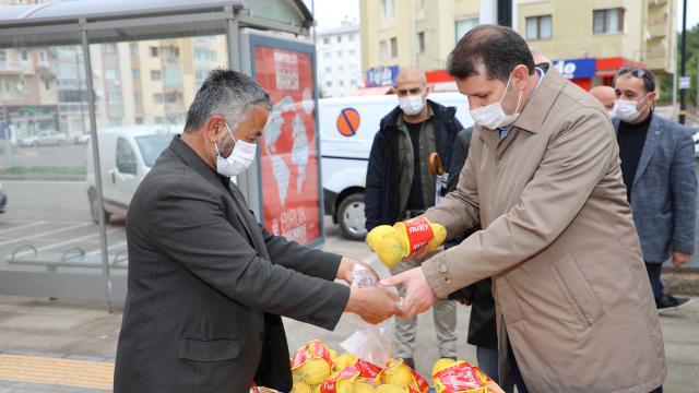 Sivas Valisi Ayhan, kısıtlamayı ihlal eden satıcıyı, limonlarını satın alıp evine gönderdi