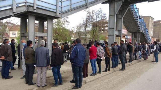 Yüksekovada 1 kilometrelik izin kuyruğu oluştu