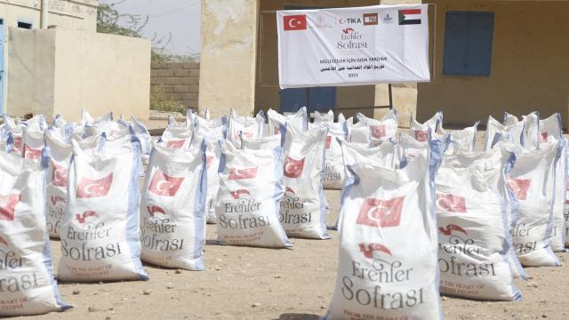 TİKA, Sudandaki Eritreli mültecilere 20 ton gıda yardımında bulundu