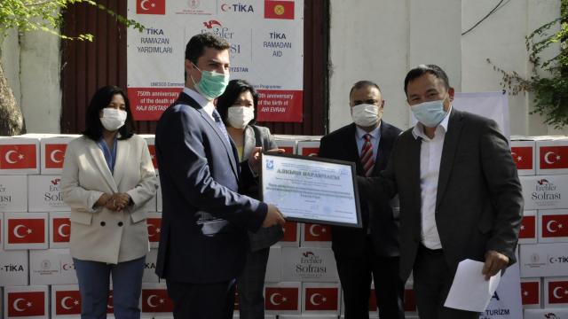 TİKA, Kırgızistan Sağlık ve Sosyal Bakanlığı aracılığıyla ihtiyaç sahibi 1000 aileye gıda yardımı ulaştırdı