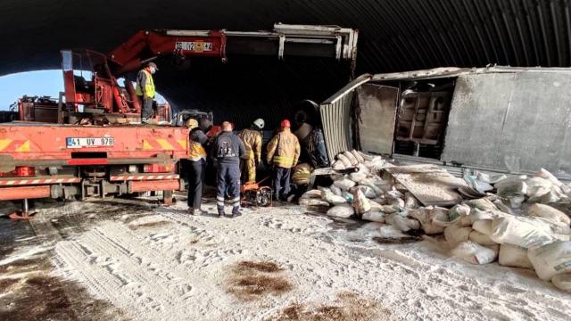 Kireç yüklü tır devrildi, otoyol trafiğe kapandı