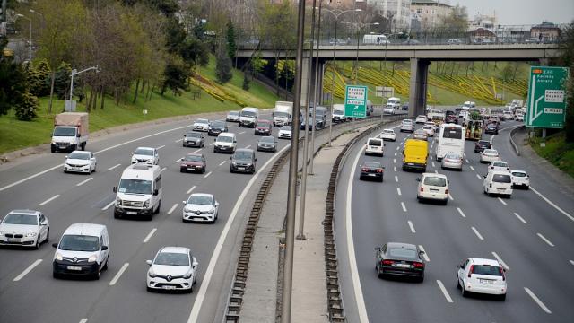 İstanbulda "tam kapanma" öncesi trafikte ve havalimanlarında yoğunluk arttı