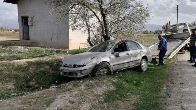 Konyada şarampole devrilen otomobildeki 6 kişi yaralandı