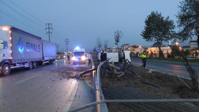 Bursada devrilen otomobildeki 2 kişi yaralandı