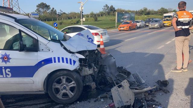 Arnavutköyde polis ekip otosu ile pikap çarpıştı