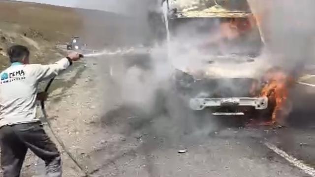 Seyir halindeki kamyon alev alev yandı