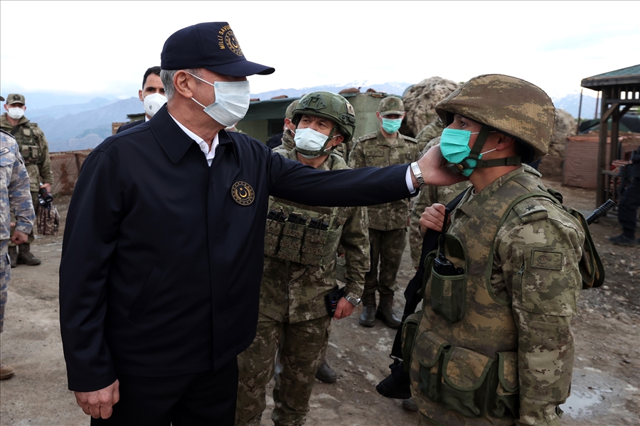 İftarın ardından askerlere hitap eden Bakan Akar, şunları söyledi: