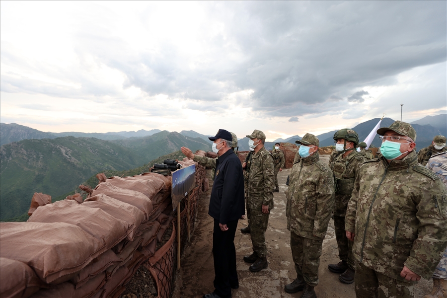 Yürüttükleri mücadelenin sadece ve sadece teröristlere karşı olduğunu vurgulayan Bakan Akar, şöyle konuştu: