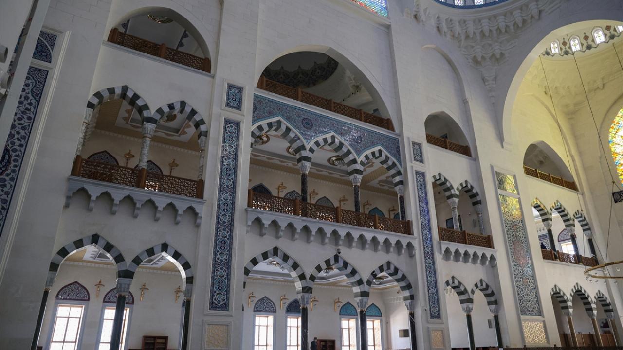 Caminin ana kubbesi Türkiye`de yaşayan 72  milleti simgeliyor