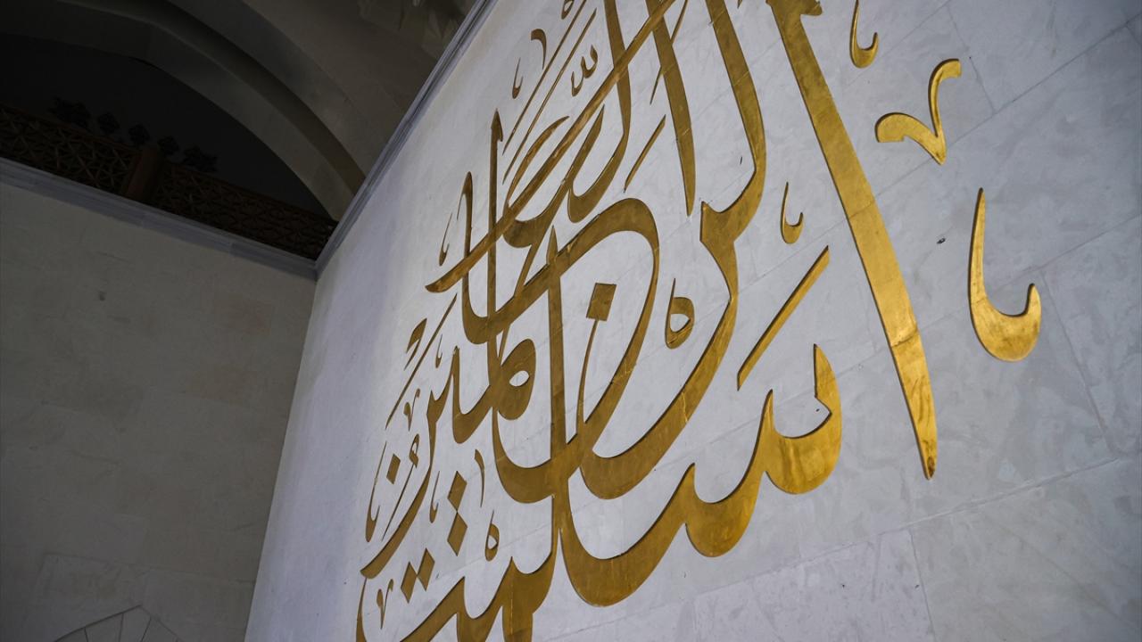 "Her cuma 5-6 bin insan camide namaz kılıyor"