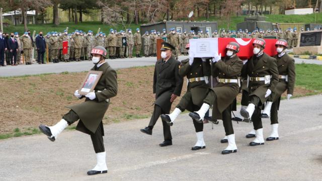 Pençe-Yıldırım Operasyonunda şehit olan asker için Hakkaride tören düzenlendi