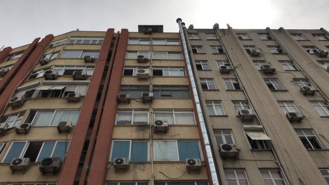 Adanada 9 katlı binanın çatısından düşen kadın hayatını kaybetti