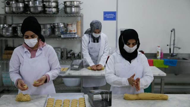 İzmirde İmam Hatipliler ve Mezunlar Derneğinin kurduğu aşevinden her gün 700 sofraya sıcak yemek ulaşıyor