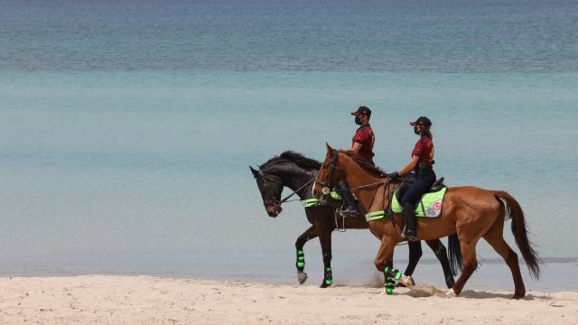 Atlı polisler turizm merkezi Çeşme sahillerini denetledi