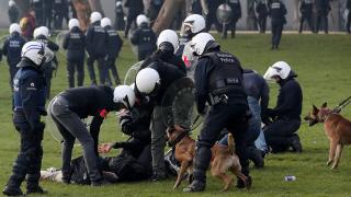 Belçika'da kısıtlamaları protesto eden göstericilere polis şiddeti