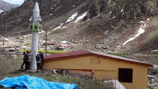 Çığdan korumak için kışın yatırılıp yazın kaldırılan minare yaptılar