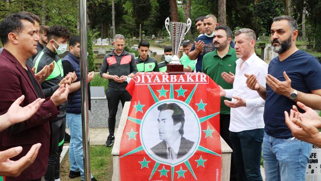 Diyarbekirspor şampiyonluk kupasını Şehit Gaffar Okkana götürdü